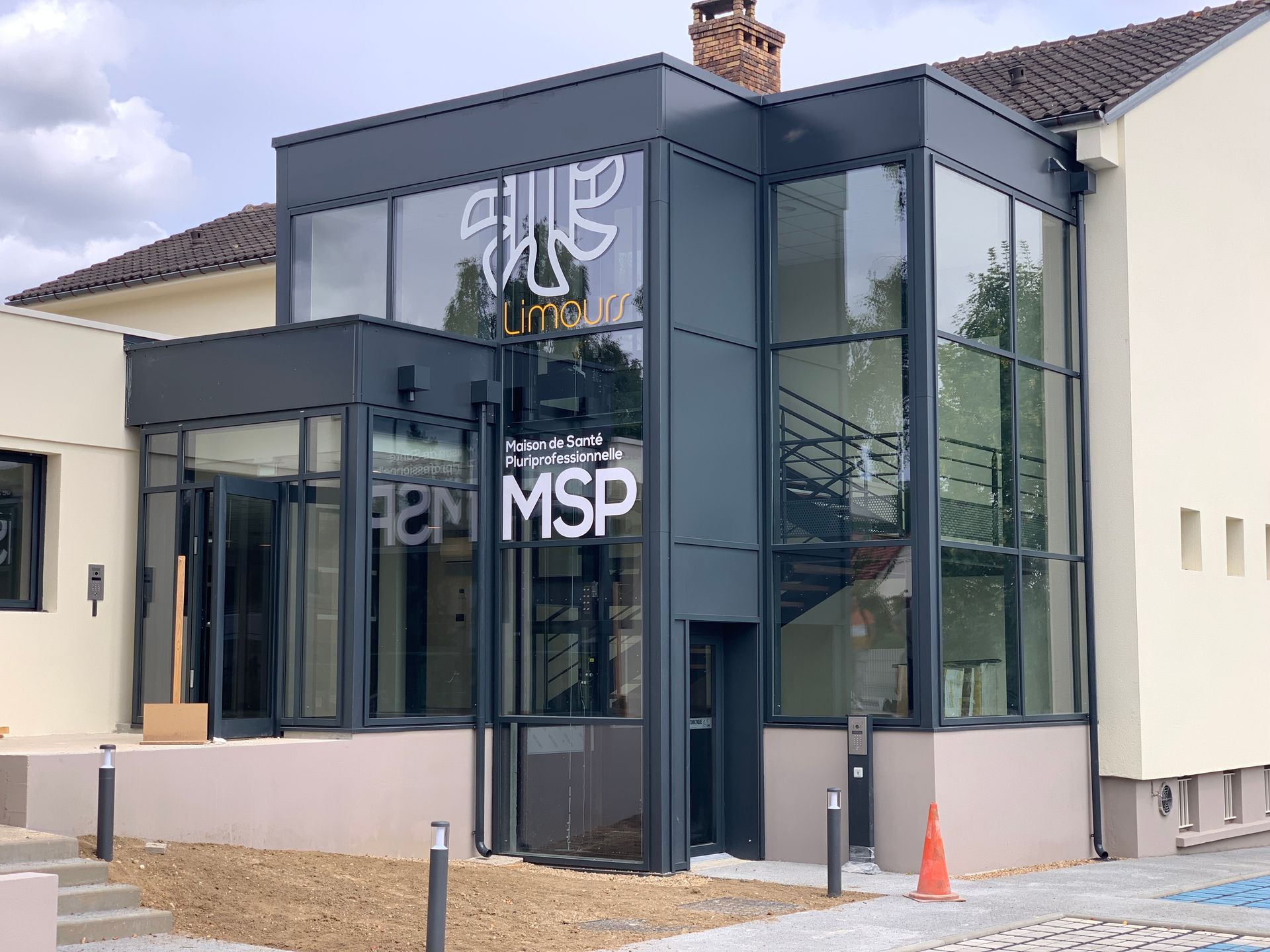 Façade d'une maison de santé en aluminium