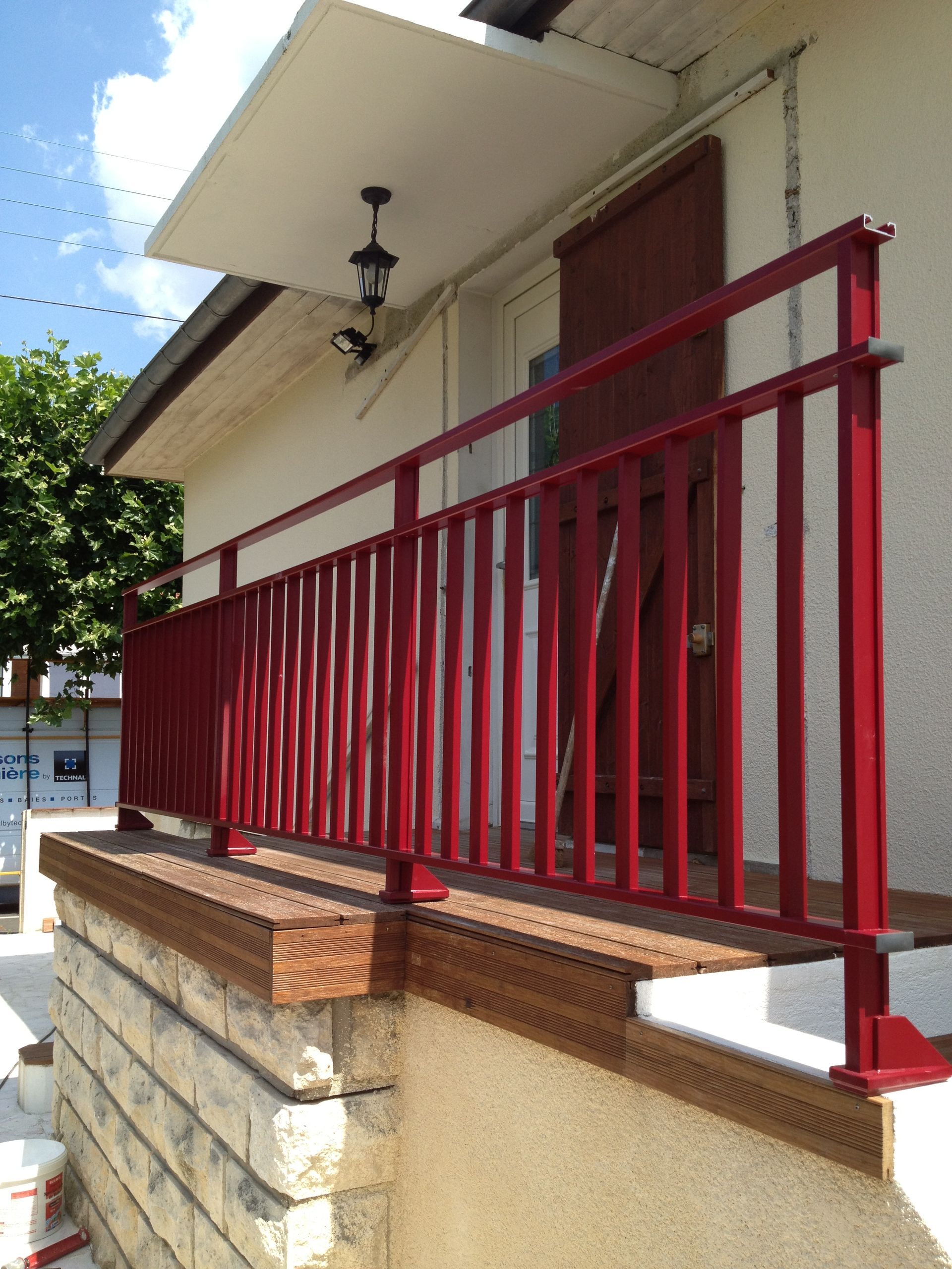 Garde-corps rouge sur un balcon
