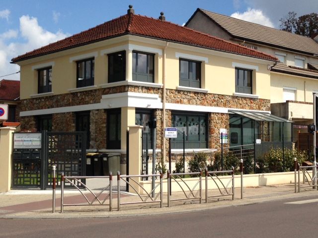 Maison dans un angle avec des fenêtres neuves en aluminium