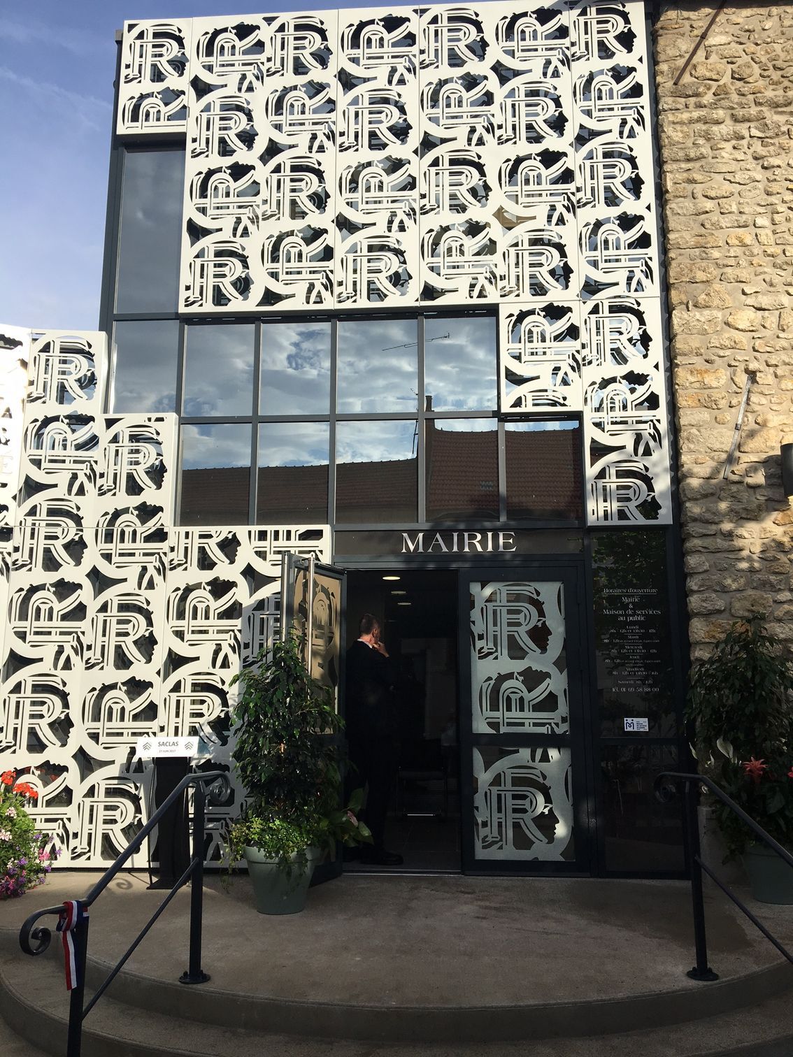 Vitres en aluminium sur une mairie moderne