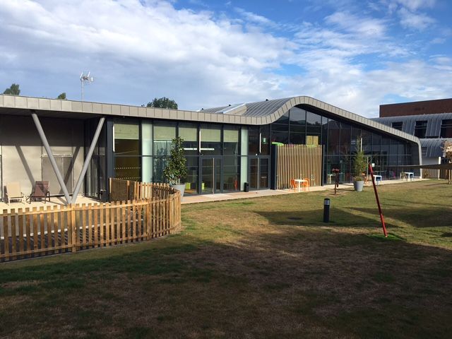 Bâtiment professionnel avec de grandes vitres sur sa façade