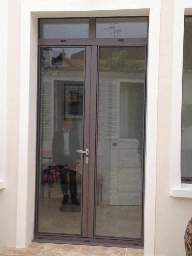 Porte vitrée en aluminium marron