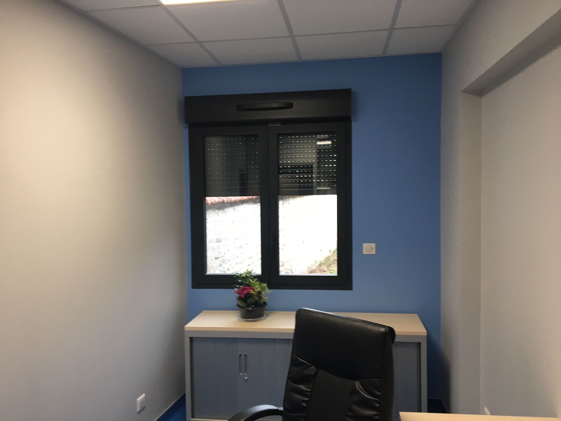 Fenêtre noire avec volet roulant électrique