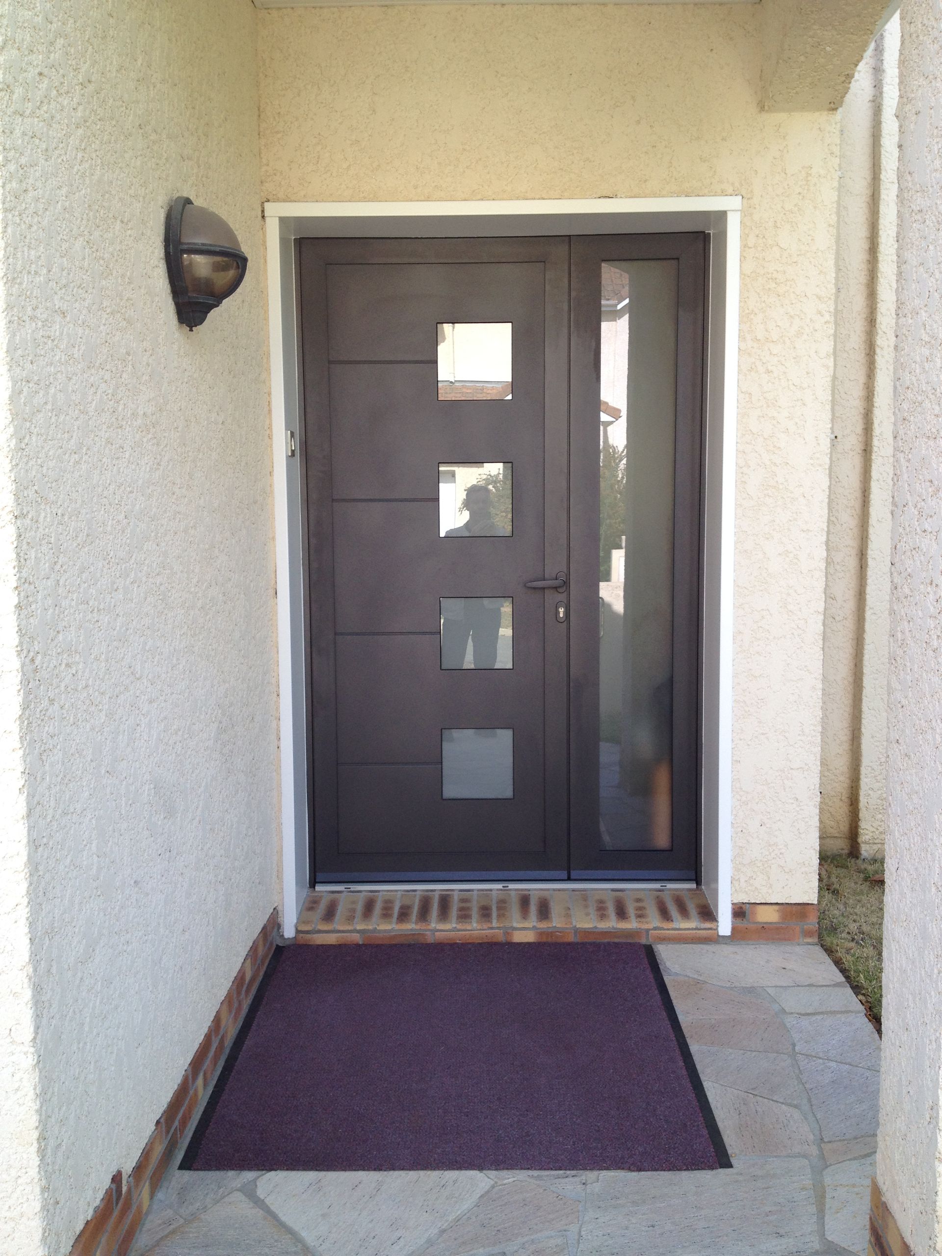 Porte d'entrée marron en aluminium