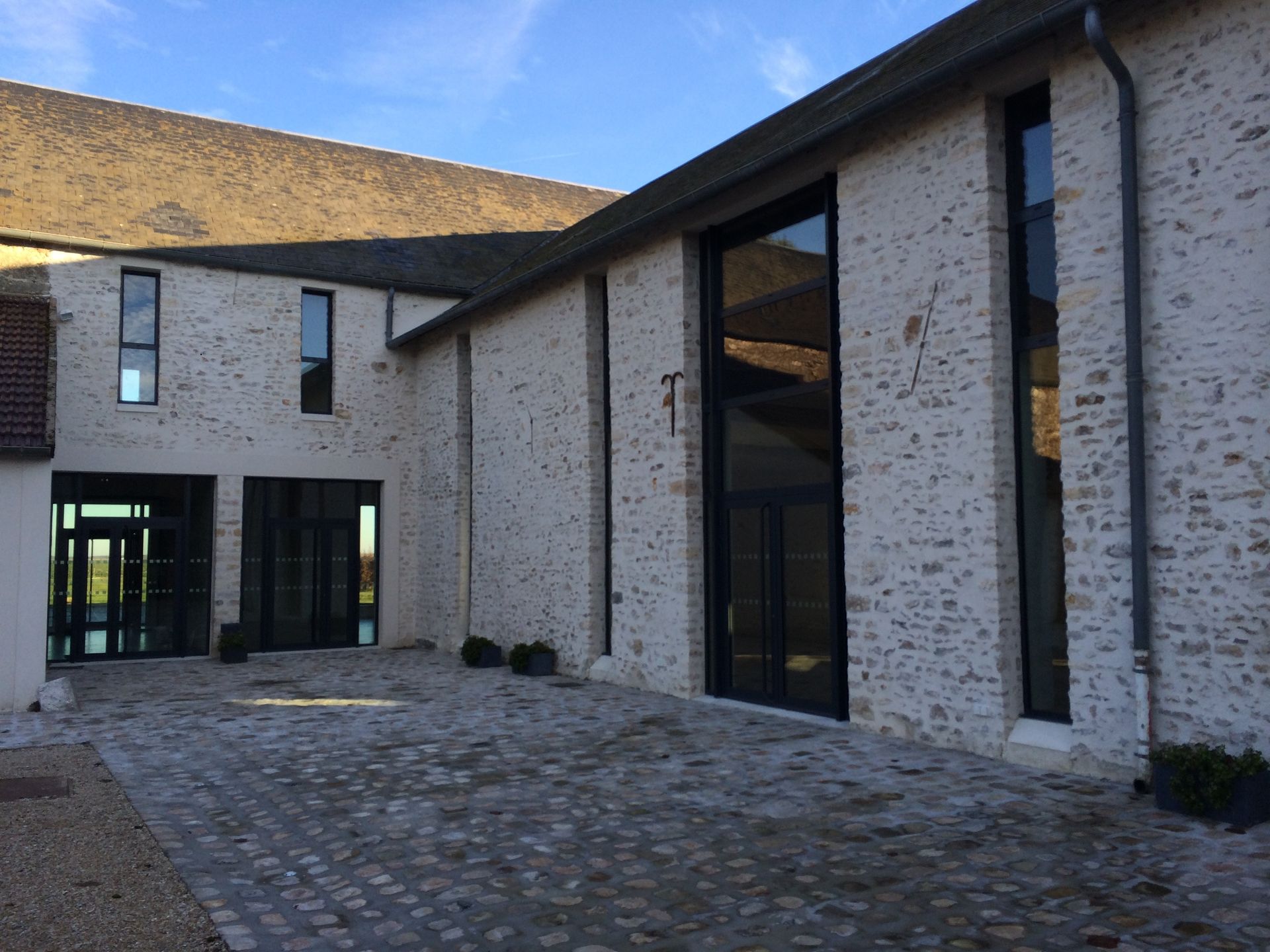 Fenêtres et baies vitrées neuves sur un bâtiment en pierre