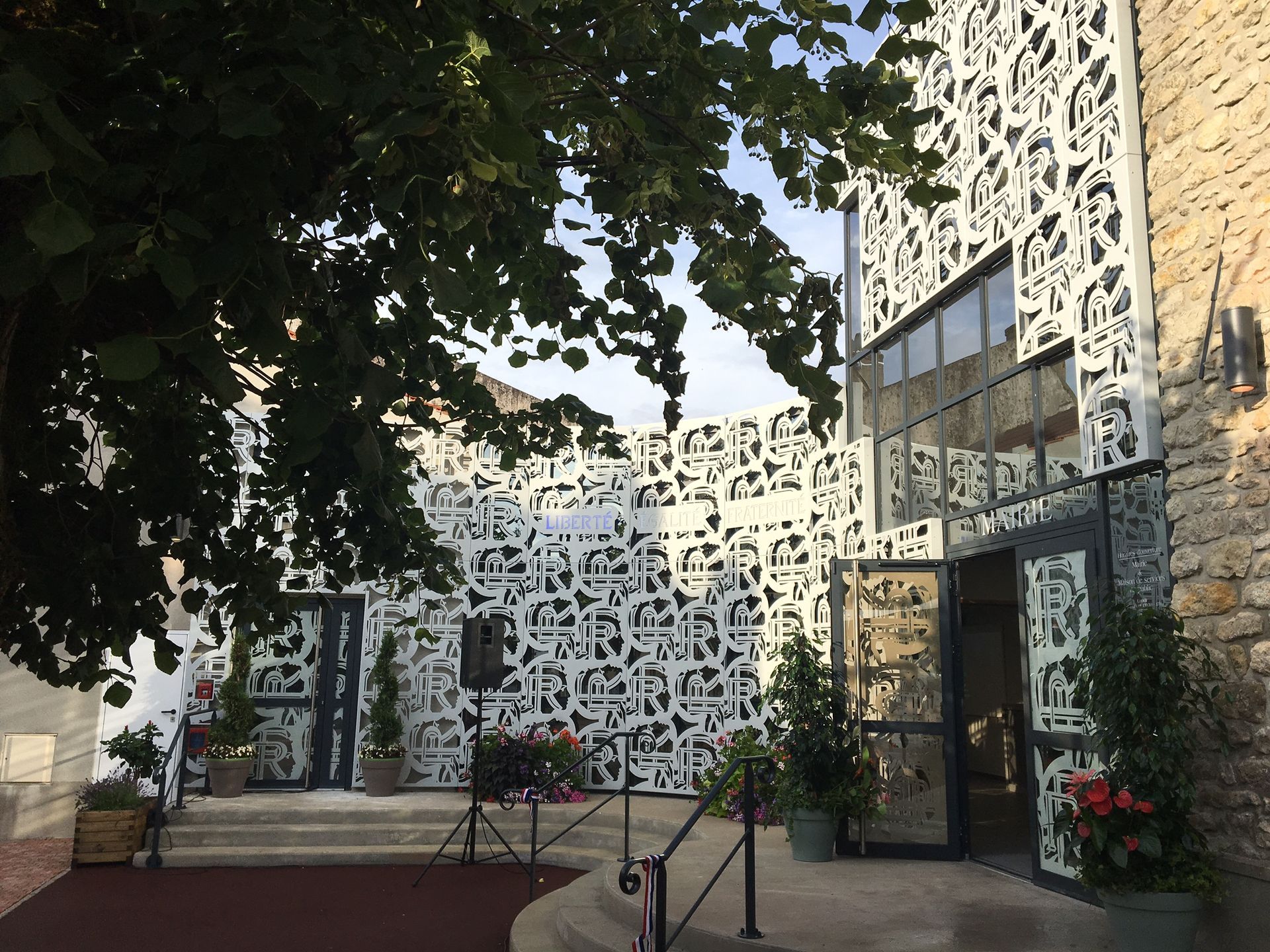 Mairie avec une façade moderne et des fenêtres neuves