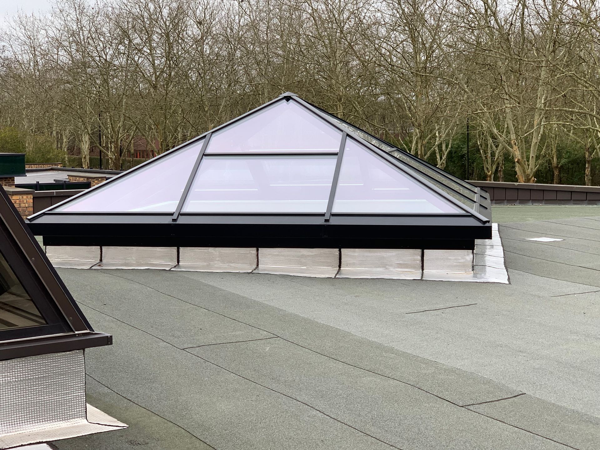 Puits de lumière en forme de pyramide sur un toit