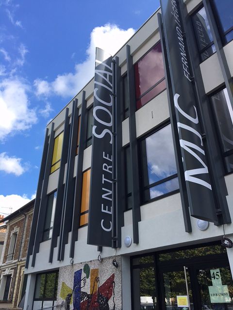 Fenêtres en verre coloré sur un bâtiment professionnel