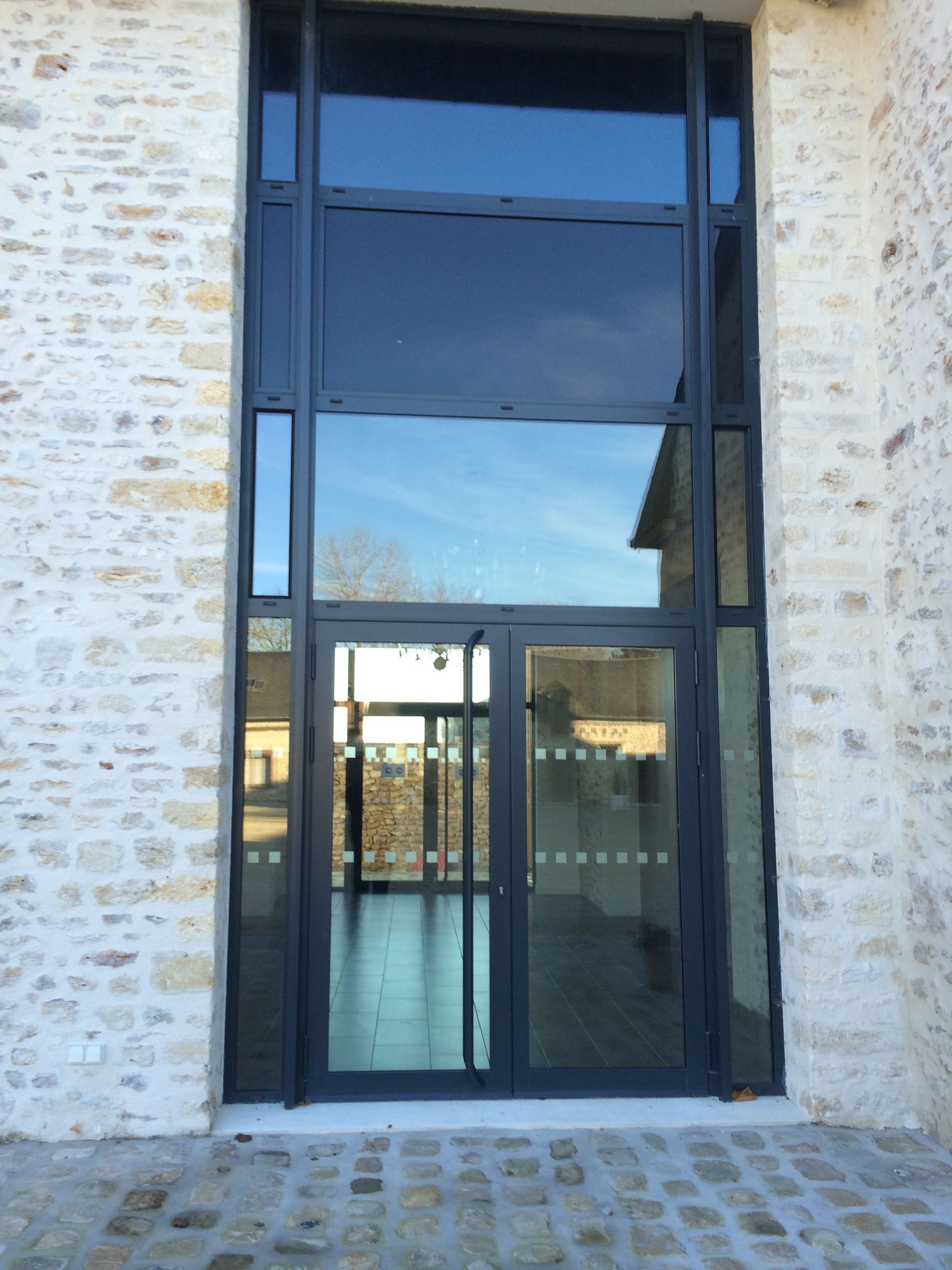 Porte d'entrée vitrée en aluminium 