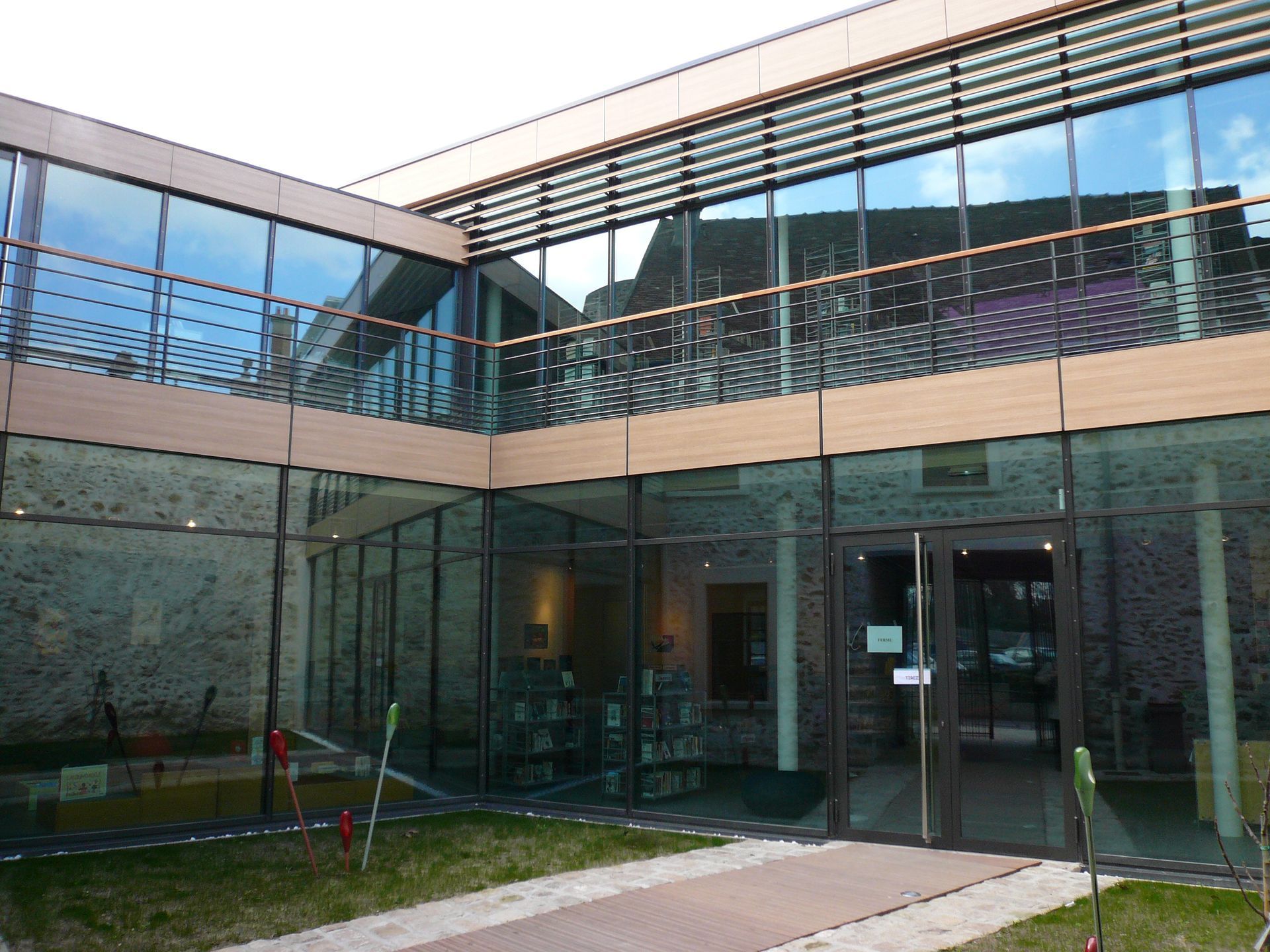 Façade vitrée et porte d'entrée d'un bâtiment professionnel