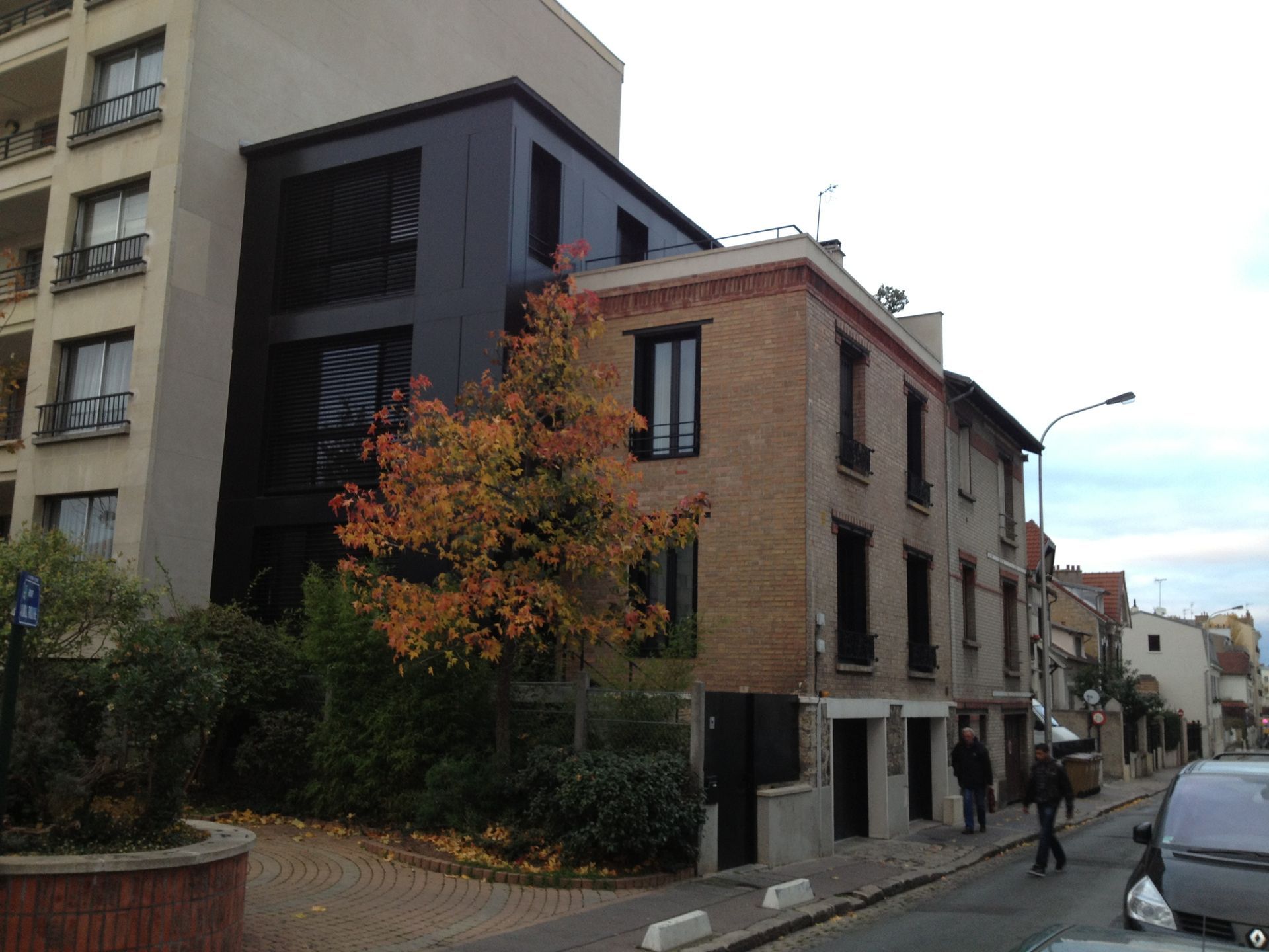 Bâtiment proche de la rue avec des fenêtres neuves