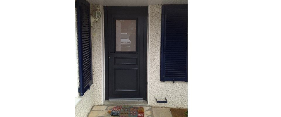 Porte d'entrée noire avec carreau central en verre