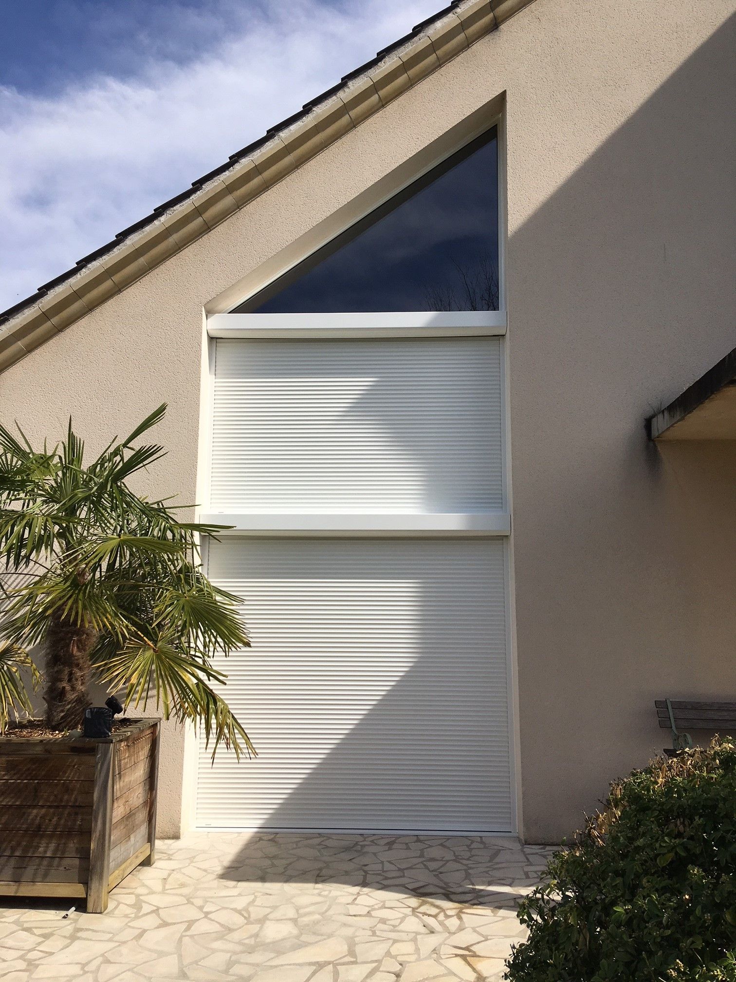 Volet roulant blanc complètement déroulé