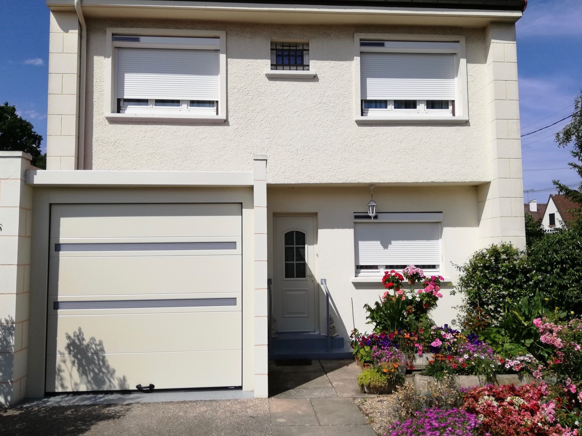 Façade de maison avec des nouveaux volets roulants blancs