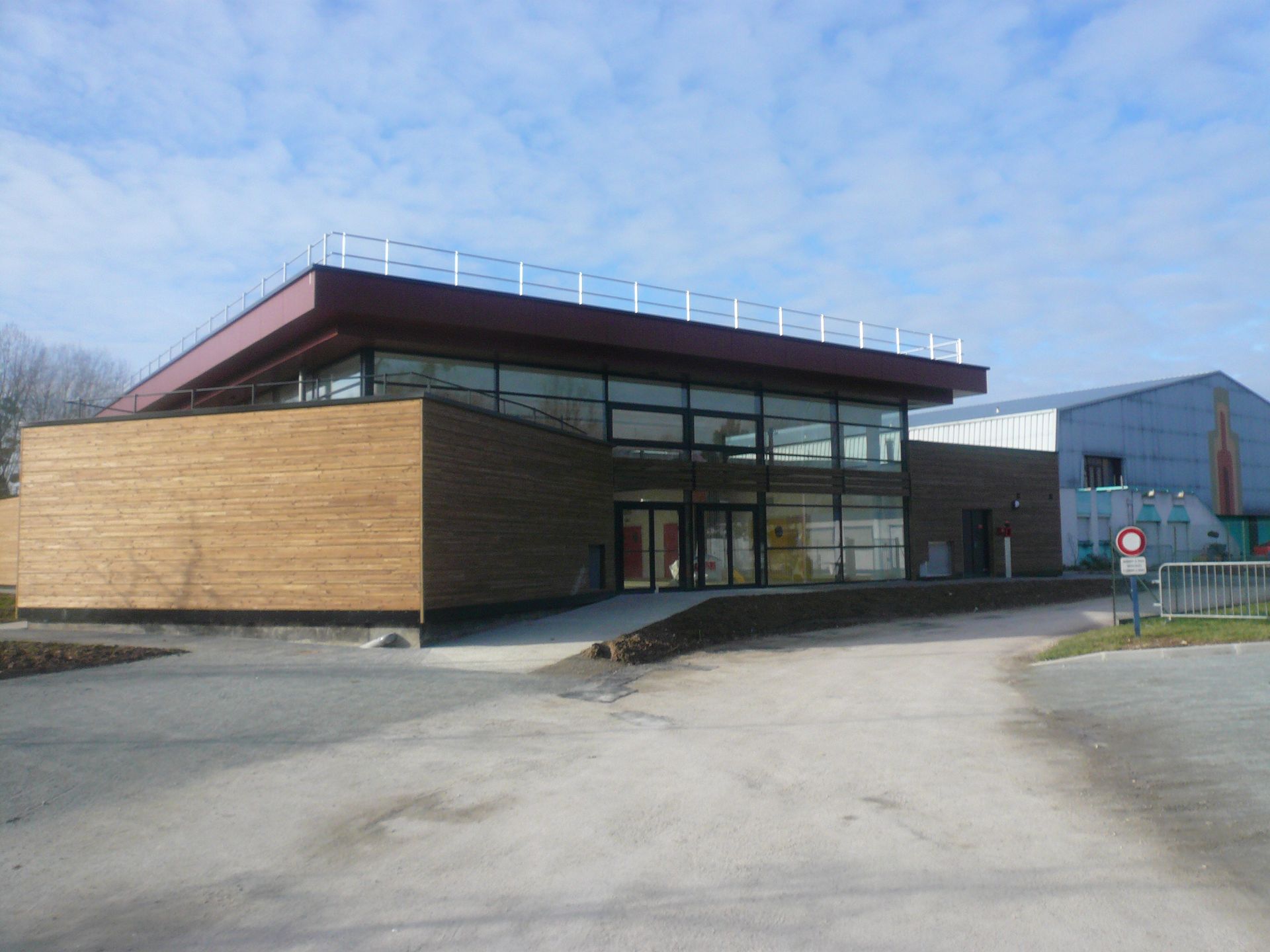 Bâtiment professionnel avec une porte d'entrée en aluminium