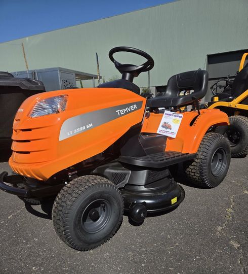 Tondeuse autoportée orange avec siège et volant noirs, sur fond blanc