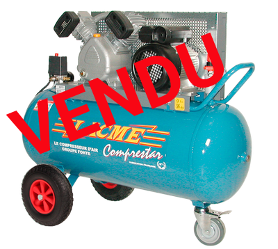 Réservoir de compresseur d'air portable bleu avec roues rouges et bloc moteur argenté sur fond blanc