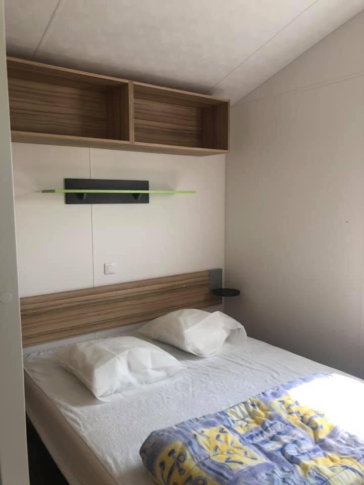 Lit double chambre de mobil-home