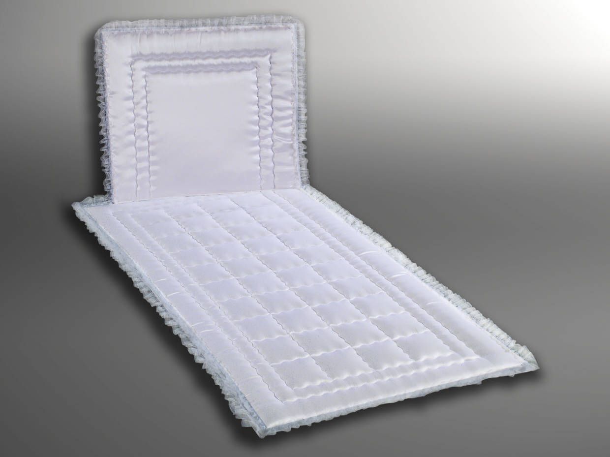 F5: Deckengarnitur weiß mit Spitze gesteppt