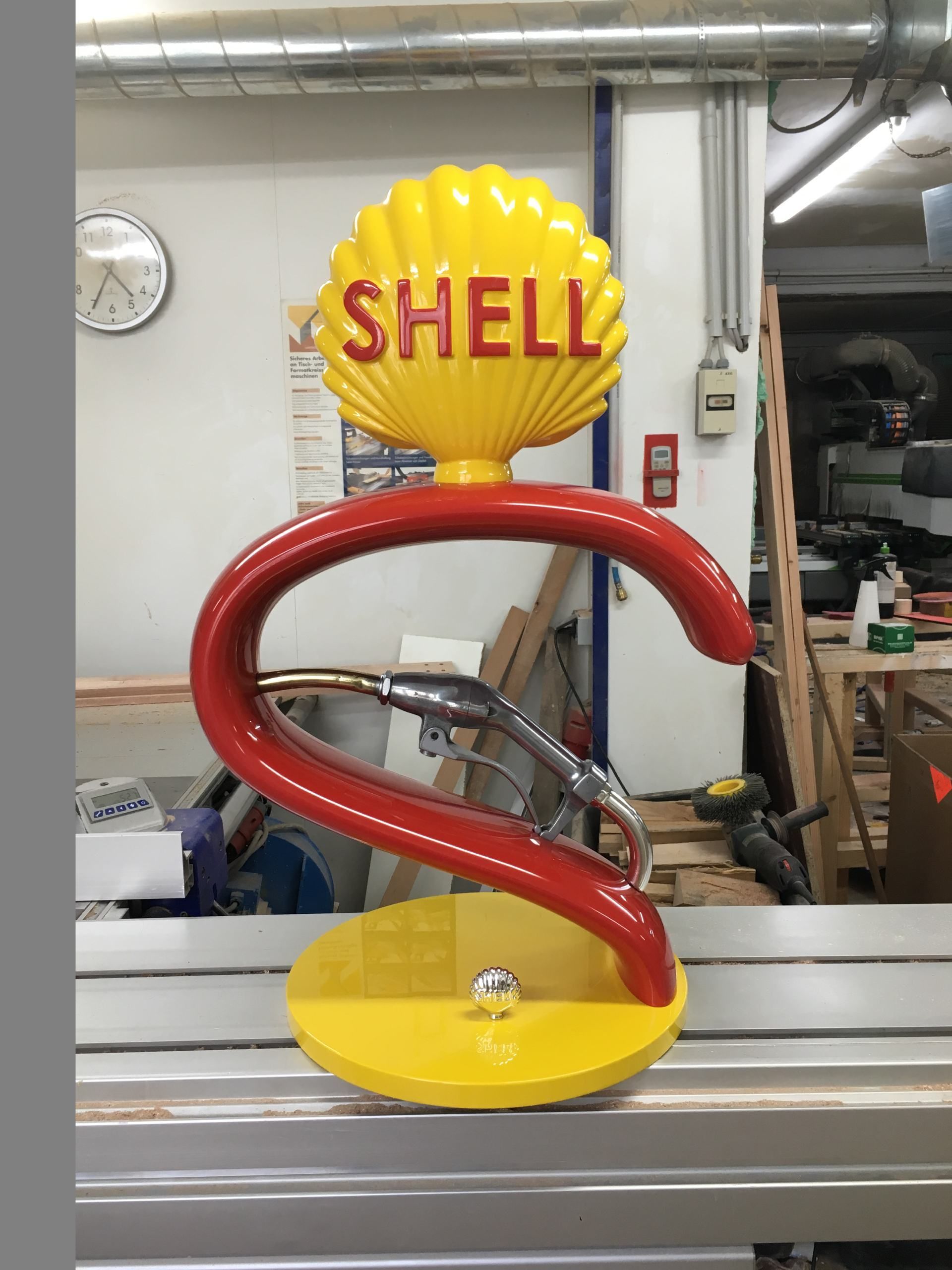 Eine gelbe Muschel mit dem Wort Shell darauf.