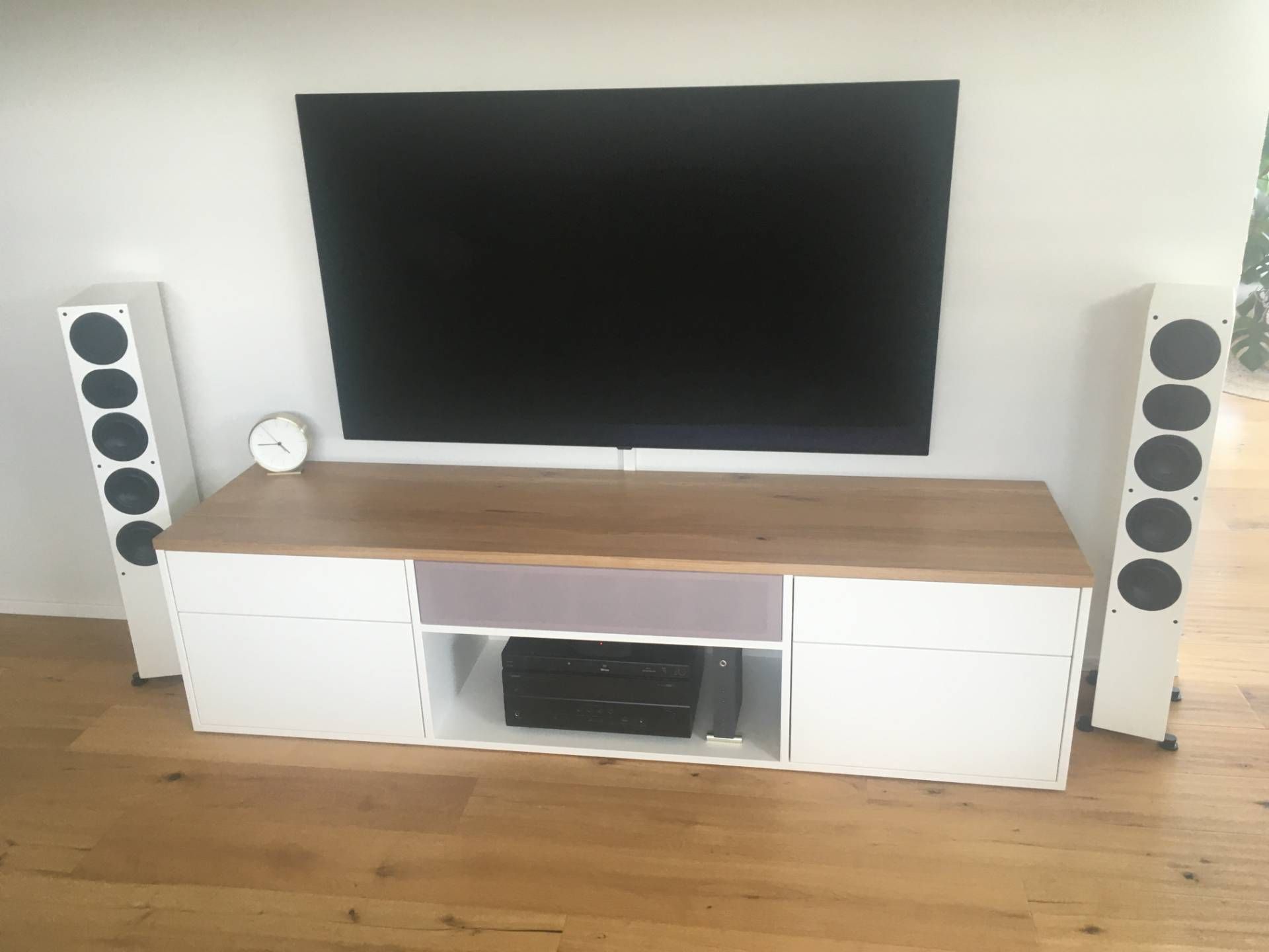 Auf einem Entertainment-Center aus Holz steht ein Flachbildfernseher.