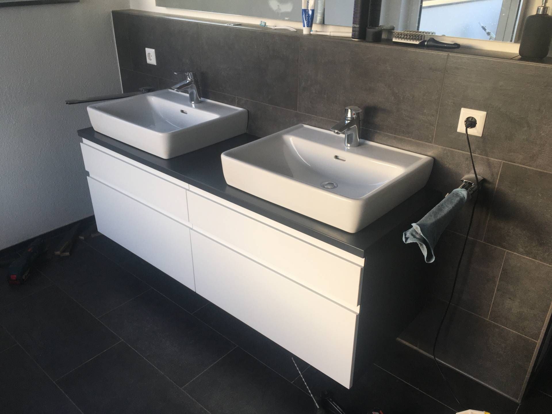 Ein Badezimmer mit zwei Waschbecken und einem Spiegel.