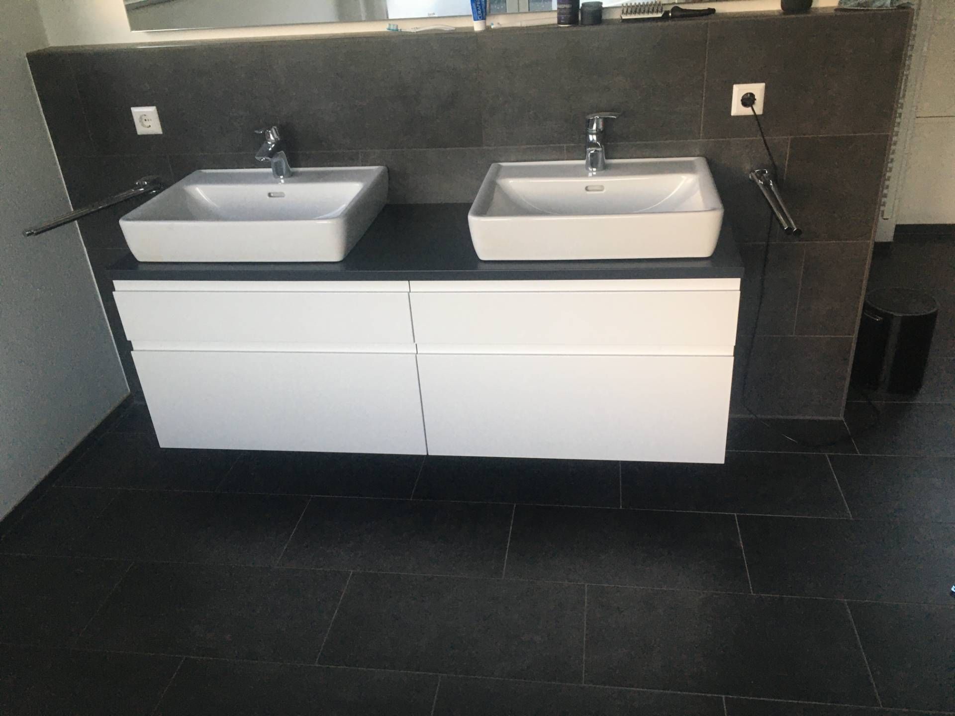 Ein Badezimmer mit zwei Waschbecken und einem Spiegel.