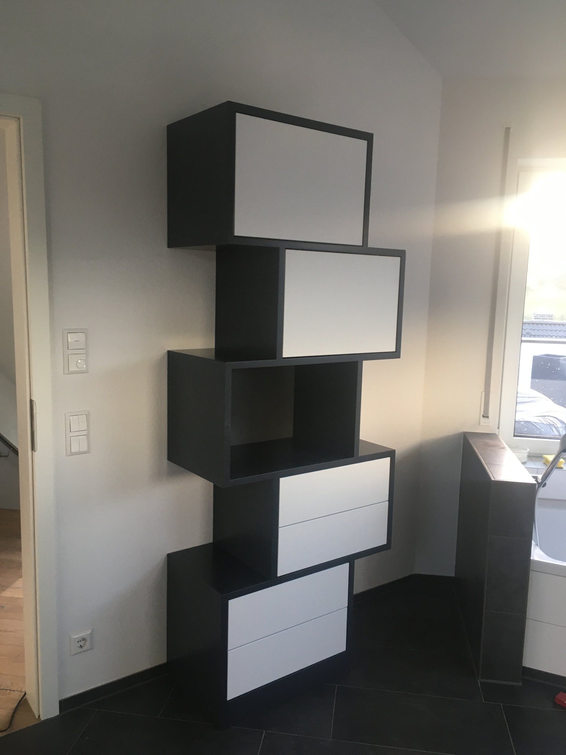 Ein Badezimmer mit zwei Waschbecken und einem Handtuchhalter.