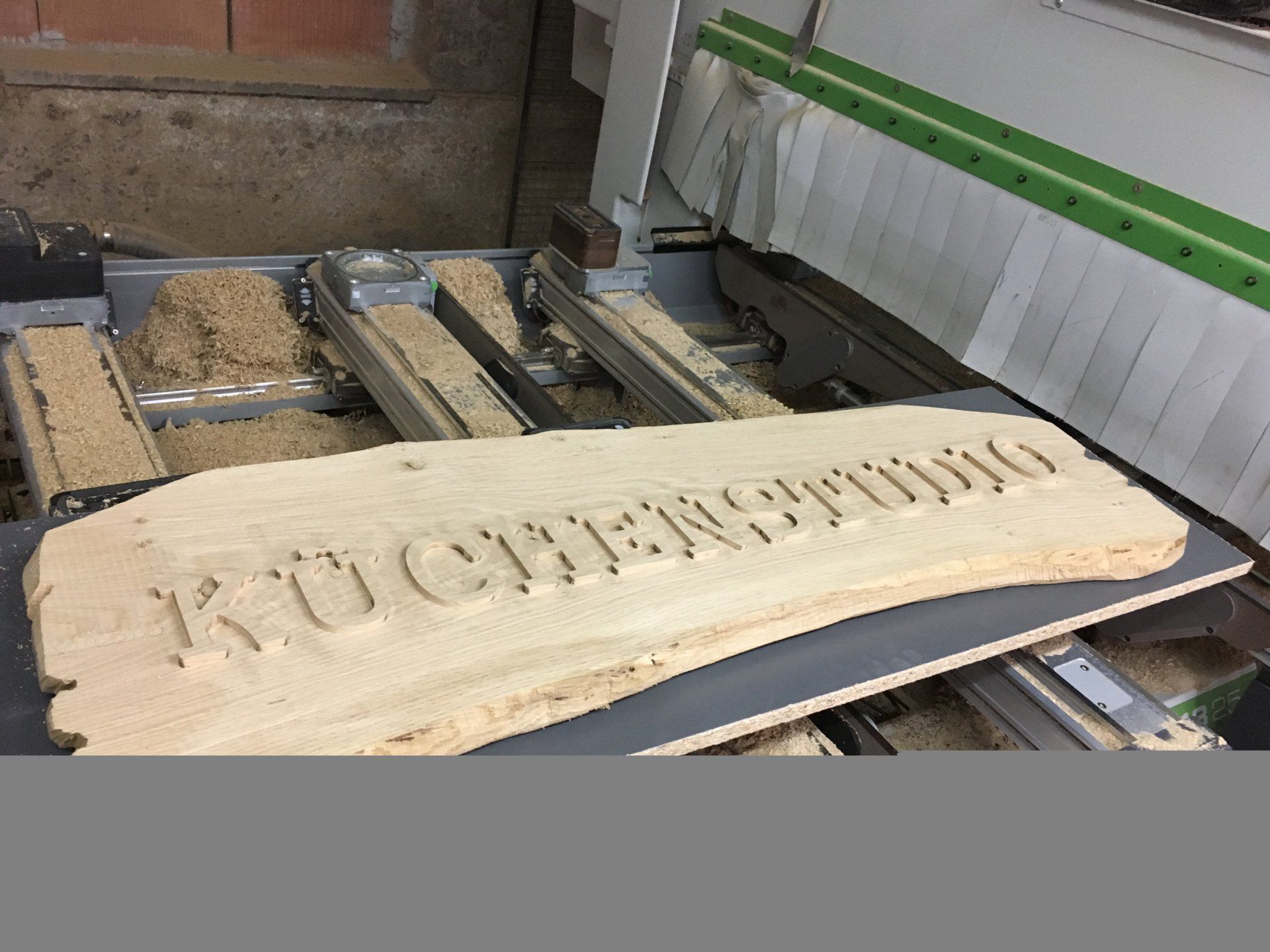 Eine schwarze Sternenlampe hängt von der Decke eines Zimmers.