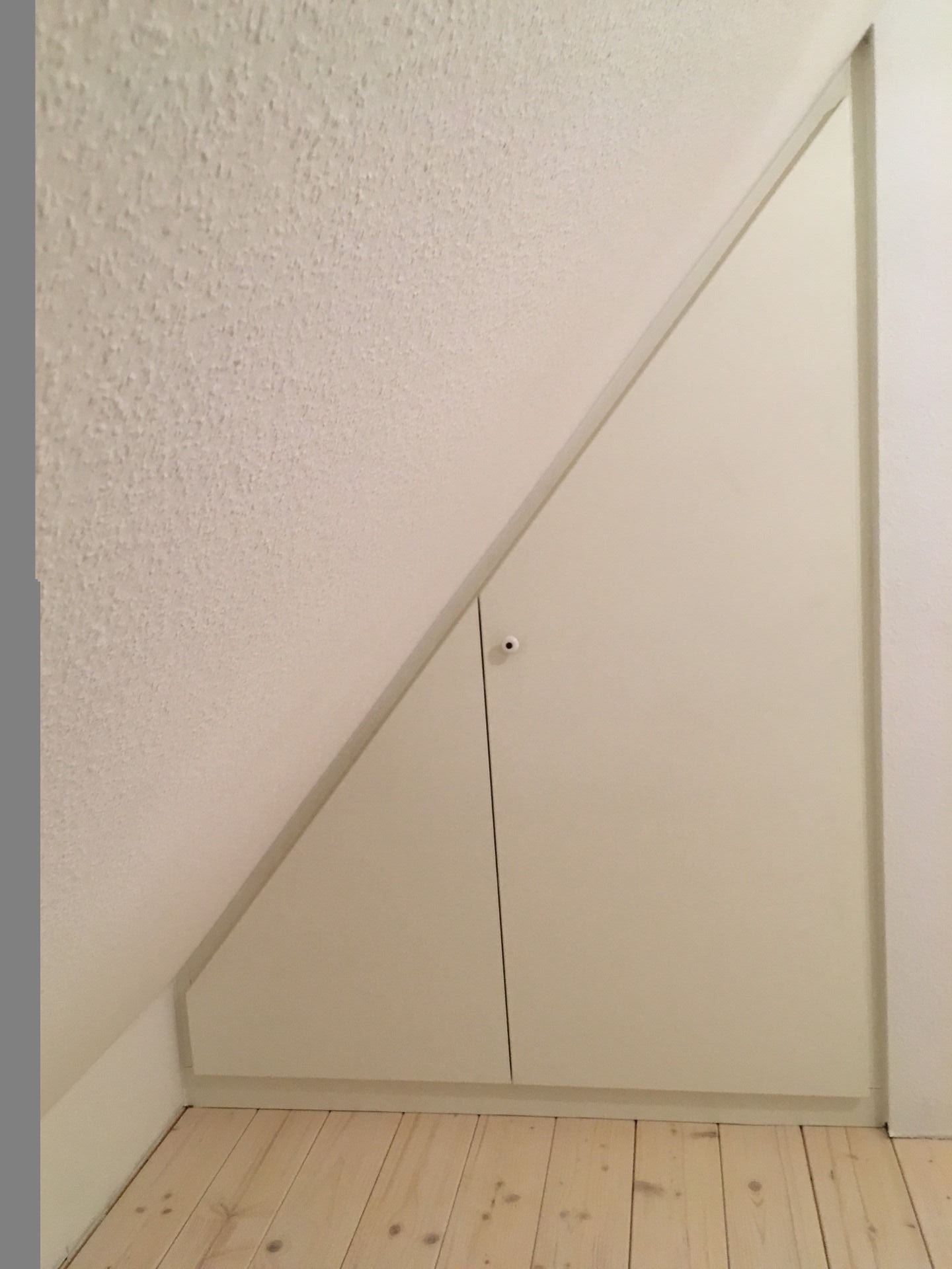 Eine Zimmerecke mit einem Dreieck an der Wand