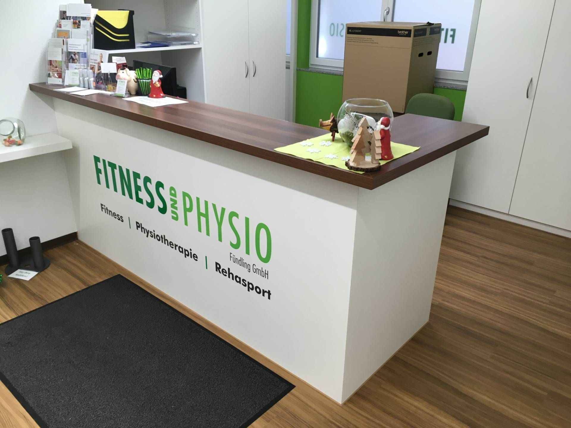 Ein Tresen in einem Raum mit der Aufschrift „Fitness & Physio“.