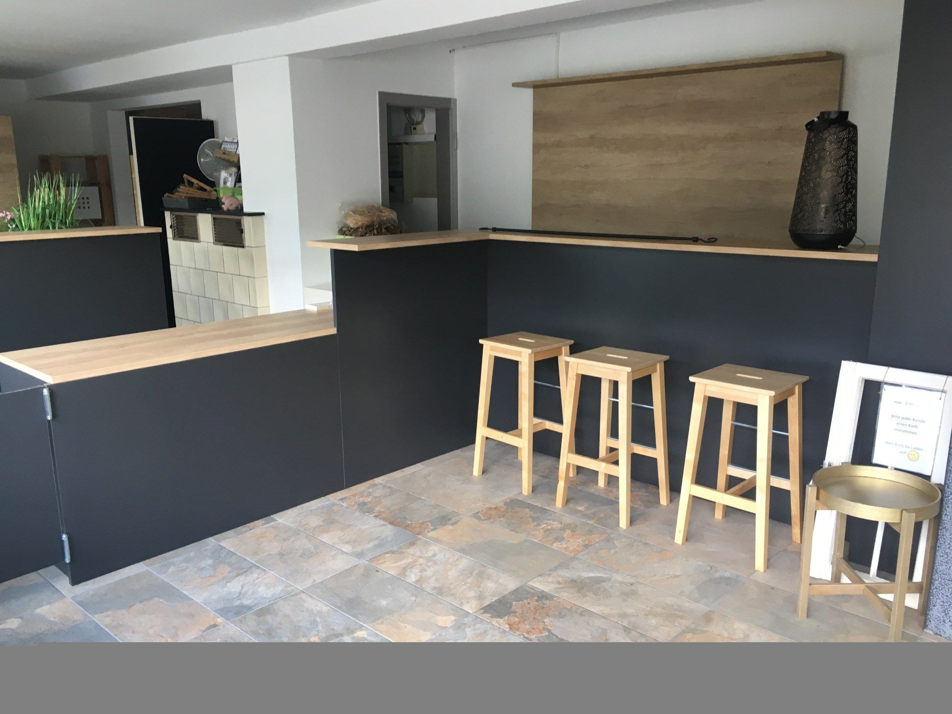 Ein Raum mit Hockern und einer Theke darin.