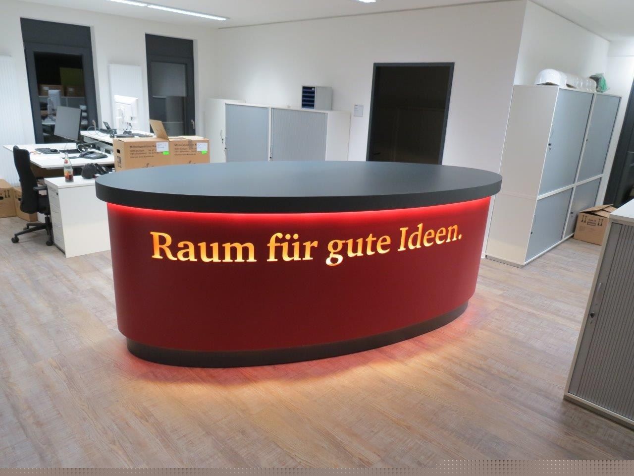 Eine rote Theke mit der Aufschrift „Raum für gute Ideen“.