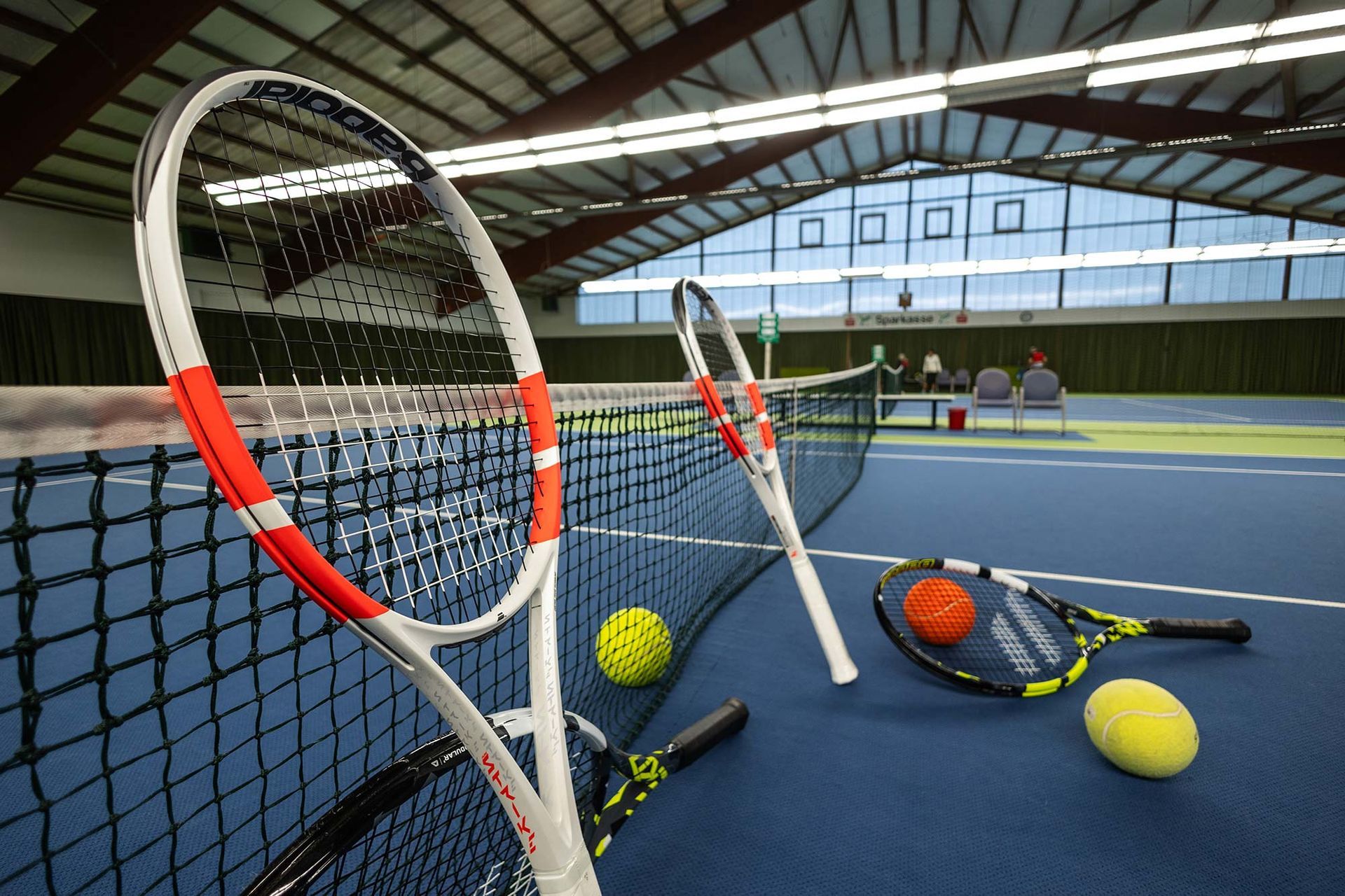 Zwei Tennisschläger und zwei Tennisbälle auf einem Tennisplatz