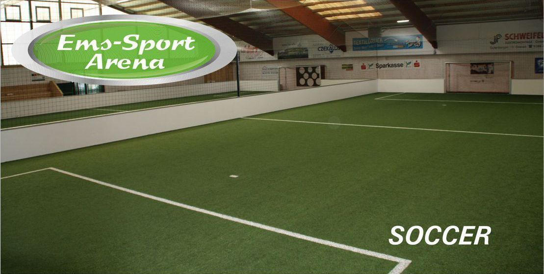 Ein Hallenfußballplatz mit einem Schild mit der Aufschrift „EM Sport Arena“