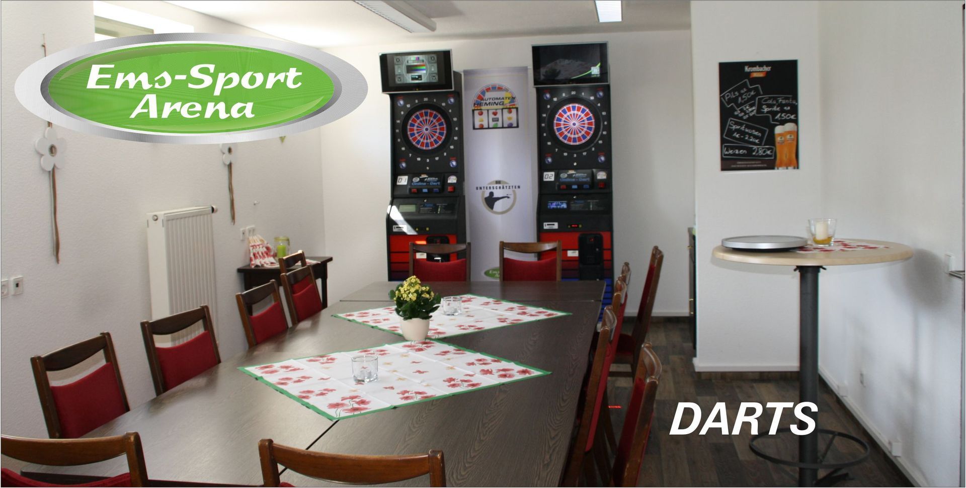 Ein Raum mit einem Tisch und Stühlen und einem Schild mit der Aufschrift Darts