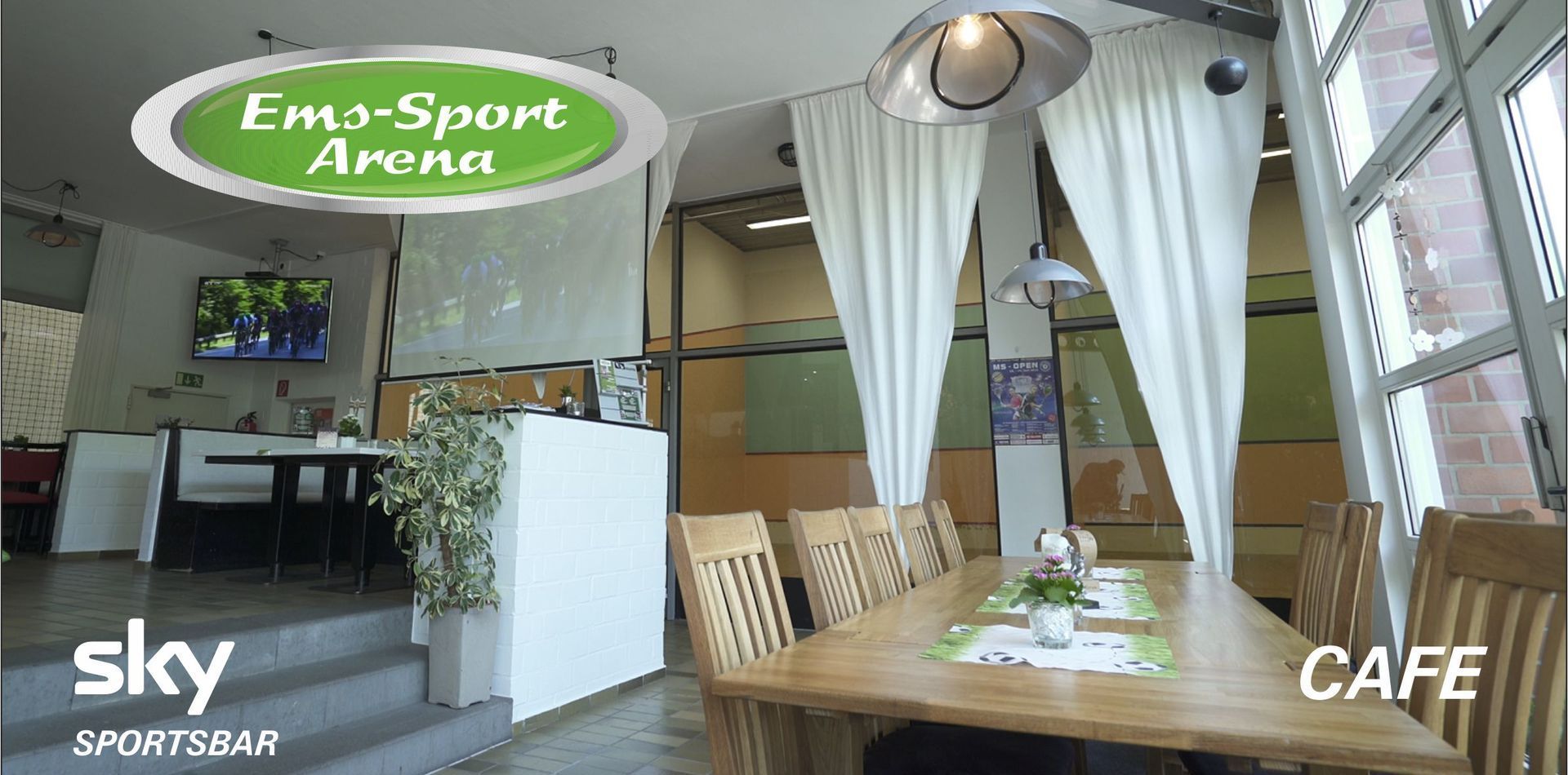 Ein Restaurant mit einem Schild mit der Aufschrift „Em-Sport Arena“