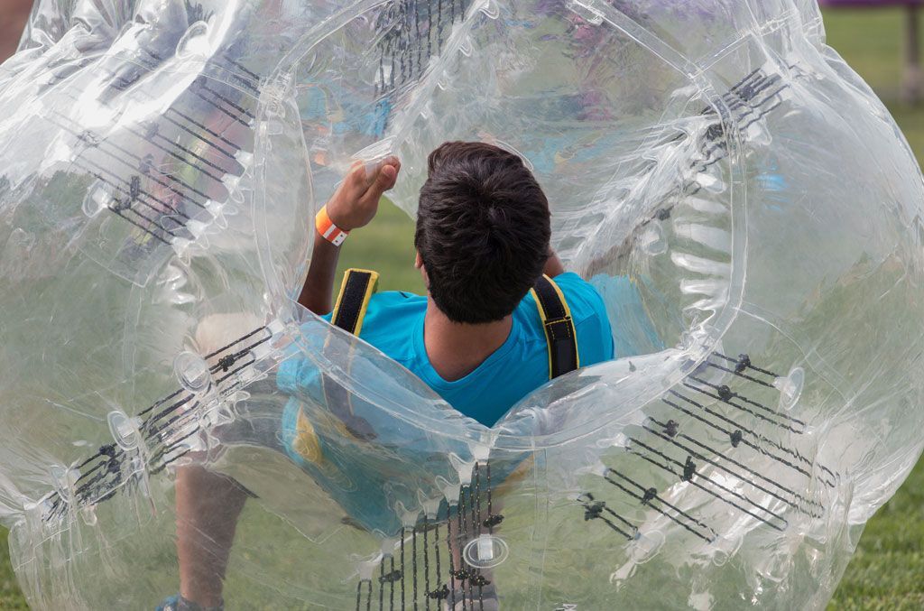 Ein Mann spielt auf einem Feld Bubble-Fußball.