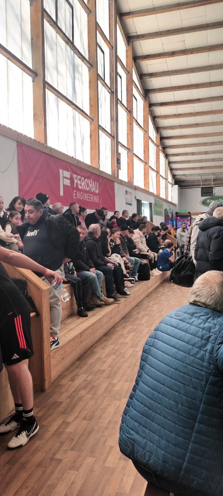Eine Gruppe von Leuten sitzt in einem Stadion und sieht sich ein Spiel an.