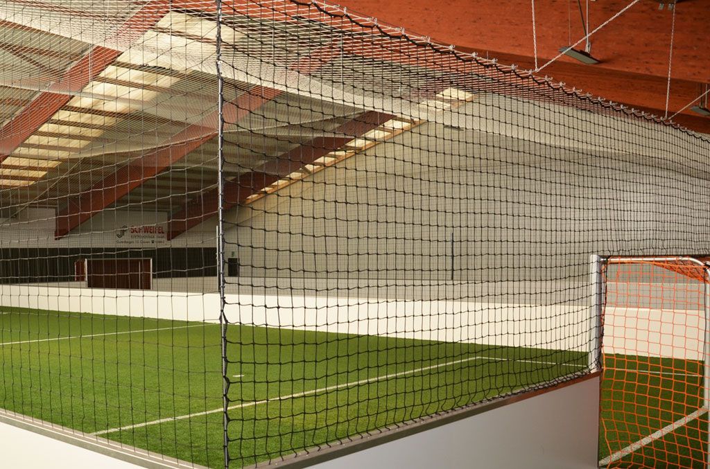 Ein Fußballtor hängt von der Decke eines Stadions.