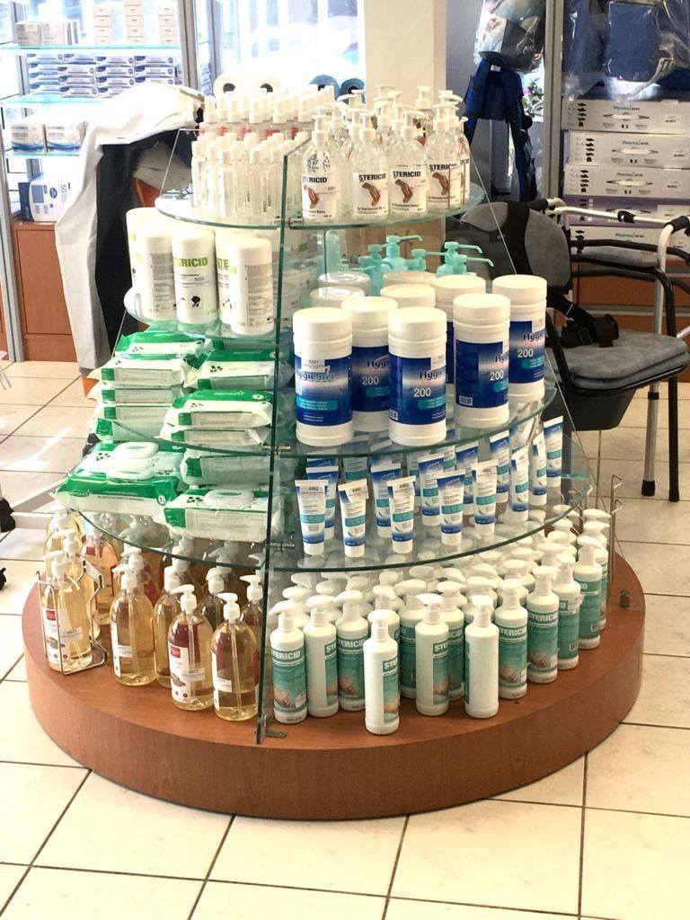 Un présentoir circulaire dans un magasin, rempli de divers produits d'hygiène.