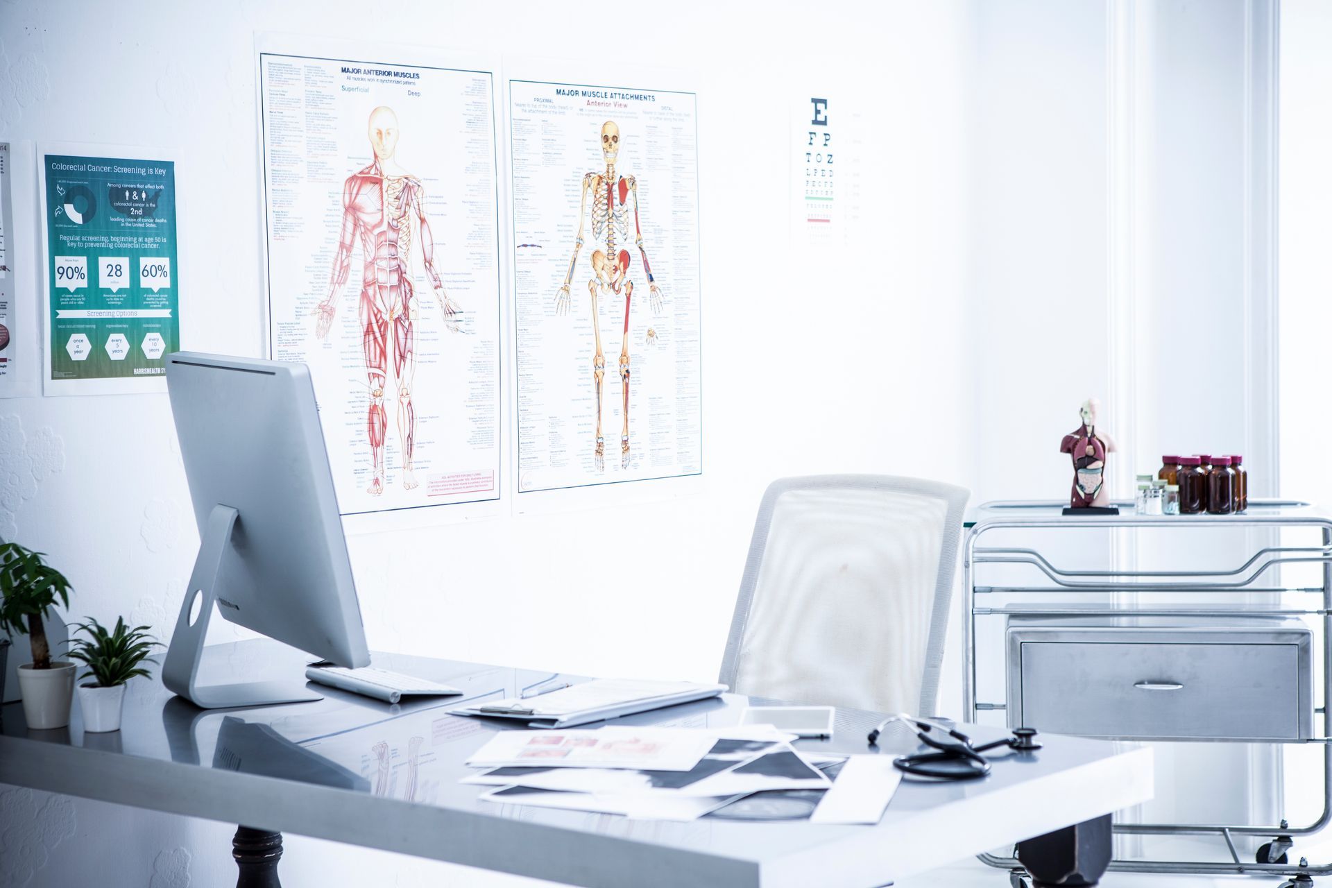 Bureau médical avec ordinateur et affiches de corps avec os et muscles