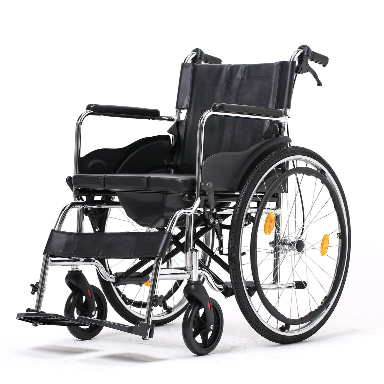 Fauteuil roulant avec siège, dossier et accoudoirs noirs sur un cadre argenté.