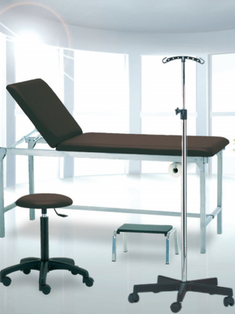 Salle d'examen avec un lit médicalisé marron foncé