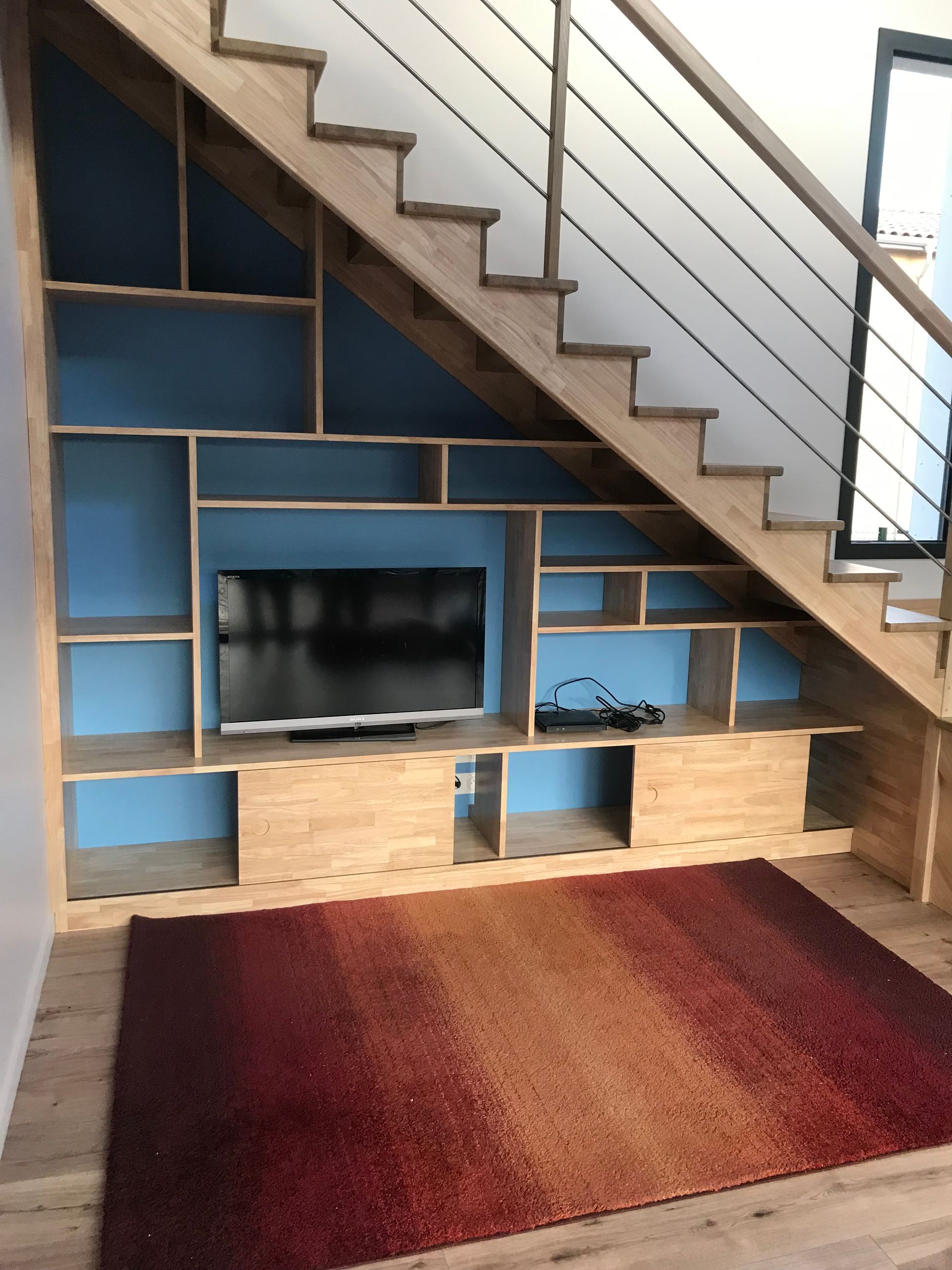 Meuble de télé sous escalier