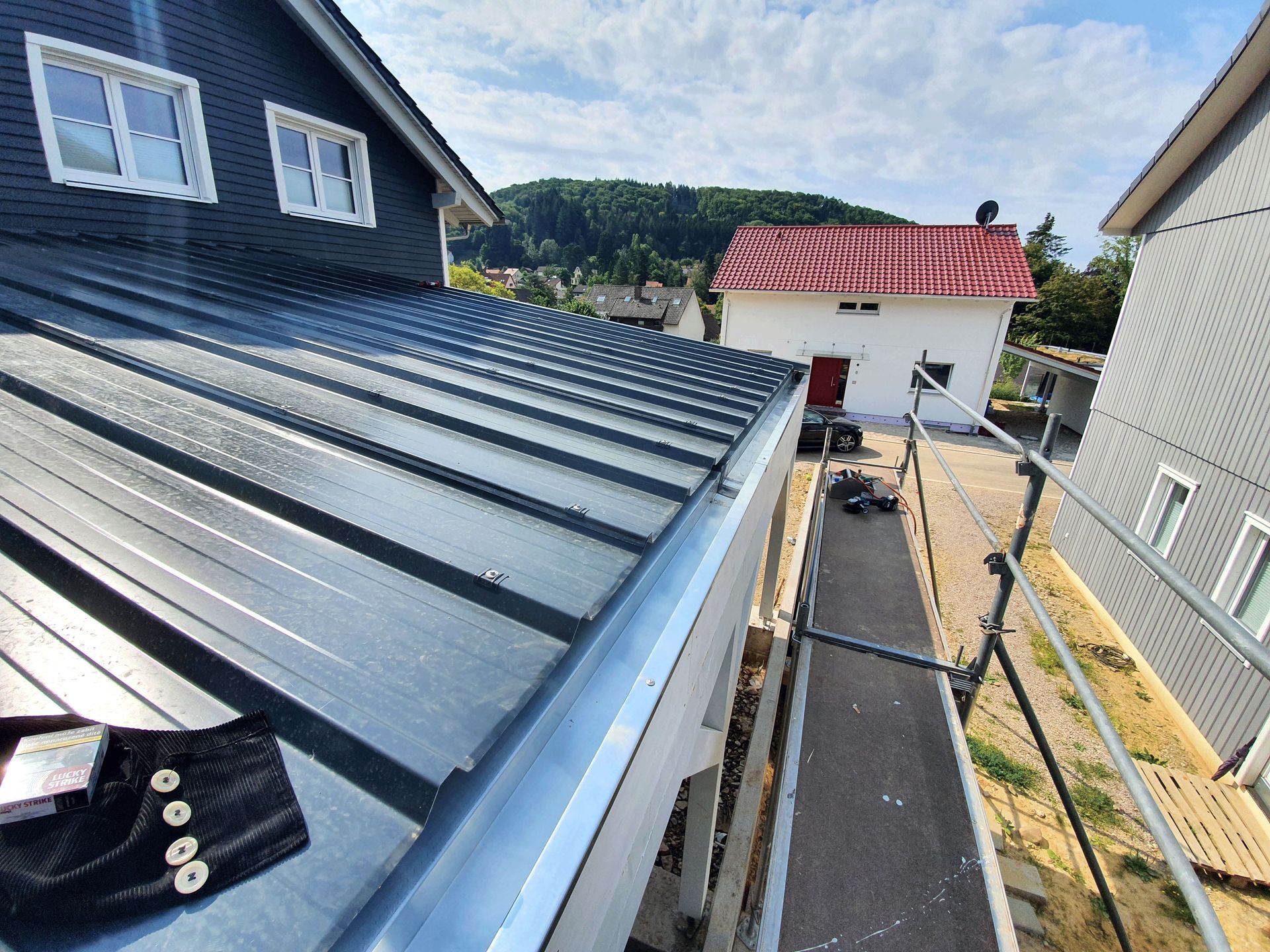 ein Dach eines Hauses mit einer Dachrinne darauf