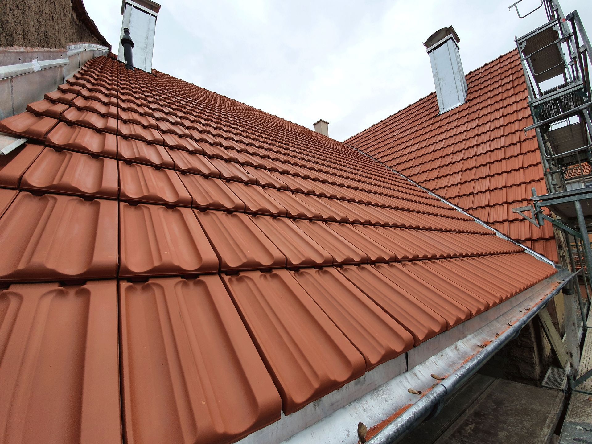 ein Dach mit vielen roten Ziegeln darauf