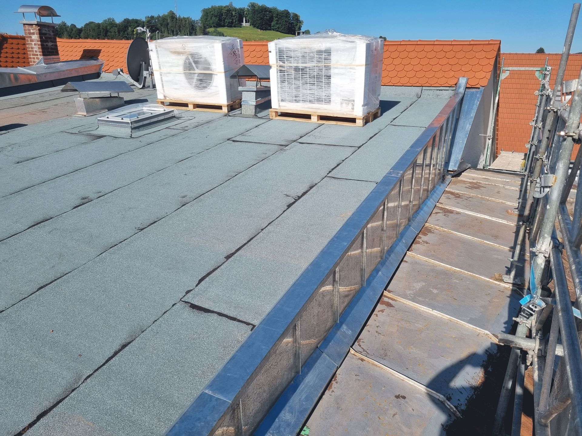 ein Dach mit ein paar Kisten darauf