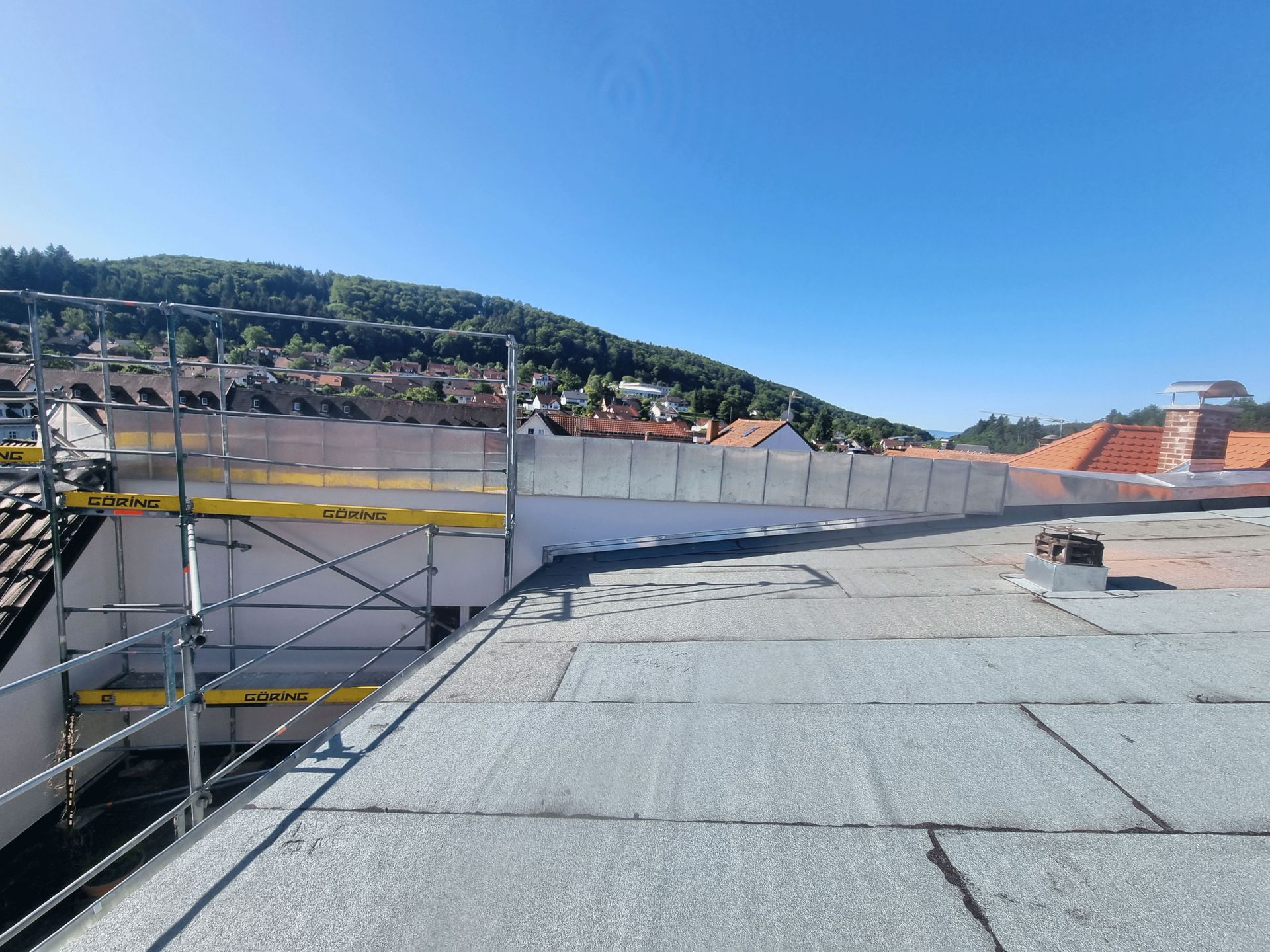 ein Dach mit einem Gerüst darauf und ein blauer Himmel im Hintergrund