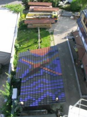 Eine Luftaufnahme eines Gebäudes mit einem bunten Dach